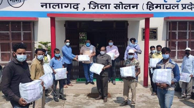 समाजसेवी पुनीत शर्मा ने सफाई कर्मचारियों को भेंट की पीपीई किटें