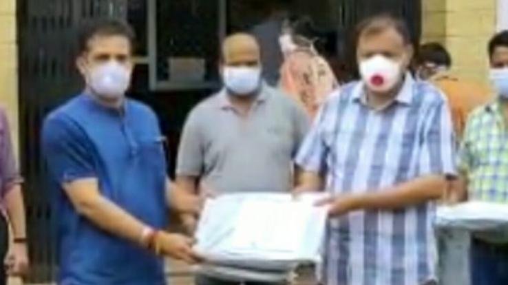 समाजसेवी पुनीत शर्मा ने नालागढ़ अस्पताल में कोरोना टेस्ट करने वाले स्टाफ को पीपीई किटें की भेंट 