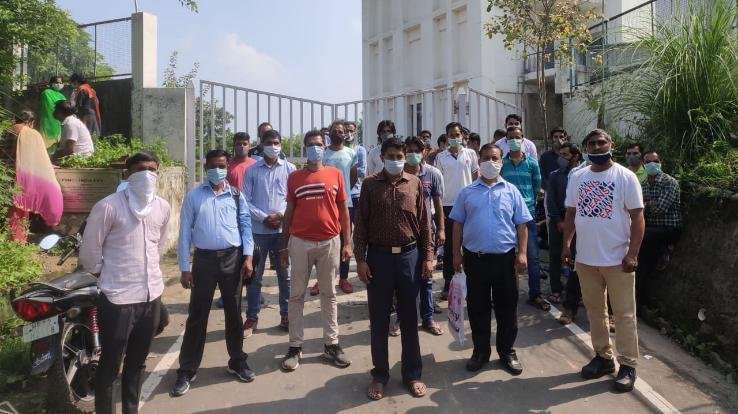उद्योग ने बिना नोटिस 18 कामगारों को दिखाया बाहर का रास्ता