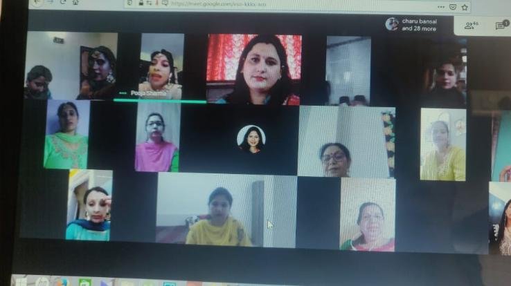 गुरुकुल स्कूल की सभी अध्यापिकाओं ने ऑनलाइन माध्यम से मनाया तीज का त्यौहार 
