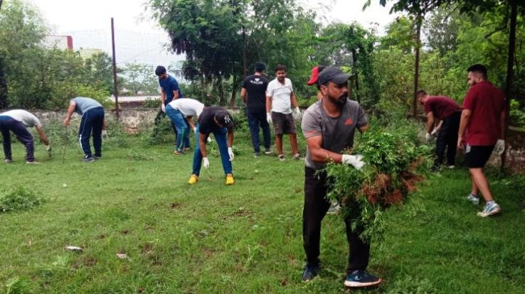 युवाओं ने  सीनियर खिलाड़ी विकास टेस्सू की अगवाई में चलाया सफाई अभियान