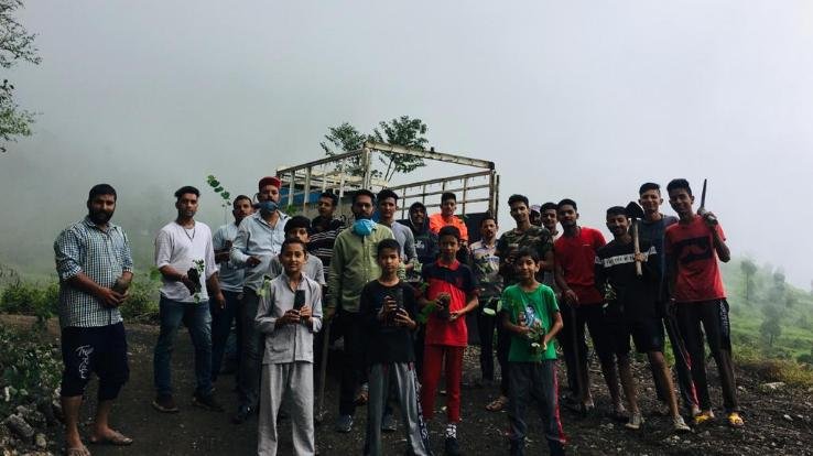 भाजयुमो सोलन ने बसाल गांव में किया वृक्षारोपण