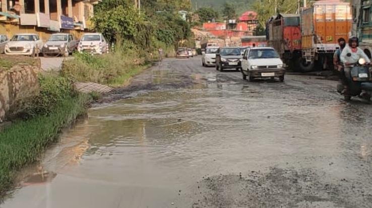 एनएच-205 पर पड़े गड्ढे बड़ी दुर्घटना को दे रहे न्योता
