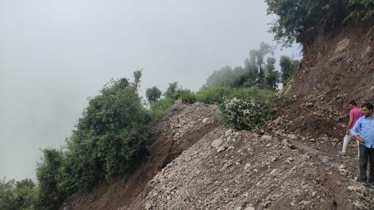 कल्यानाघाटी सड़क के हाल बेहाल, सरकार नहीं सुन रही जनता की गुहार 