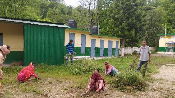 महिला मंडल करोली ने छेड़ा सफाई अभियान 