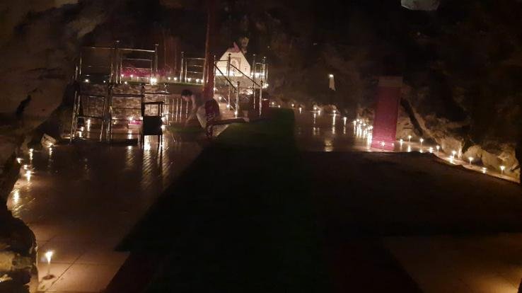 शिव ताण्डव गुफा विकास समिति ने 151 मोमबतियां व 151 दिये जलाकर जाहिर की खुशी