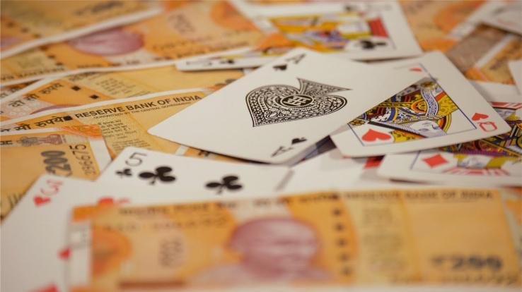 जुआ खेलते हुए तीन गिरफ्तार, एक फरार, करीब 25 हज़ार की नकदी बरामद 