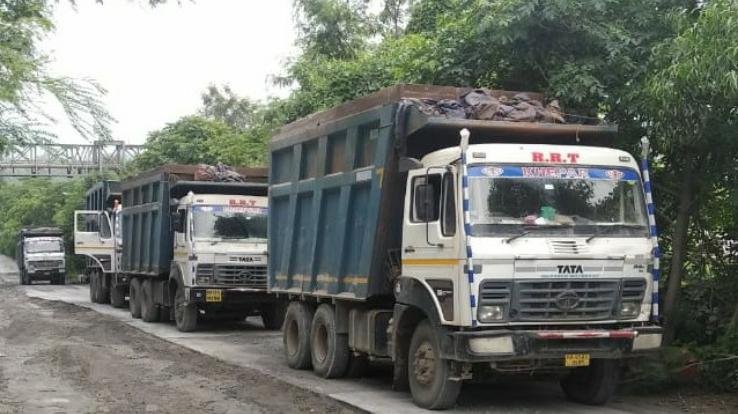 ट्रक ऑपरेटरों को कार्य नहीं दे रही सीमेंट कंपनी, हो रहा आर्थिक नुकसान  