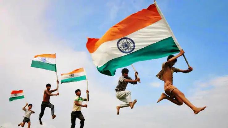 सरहद पे लहू जो बहता है, बहते-बहते कहता है, भारत दिल में रहता है
