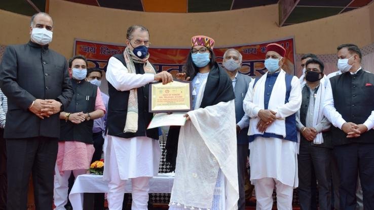 सुरेश भारद्वाज ने 22 वर्ष की उम्र में IAS बनीं मुस्कान को किया सम्मानित 