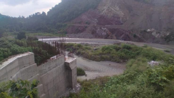 The-work-of-the bridge-to-be-built-on-the-river-Gambhar-is-in-limbo