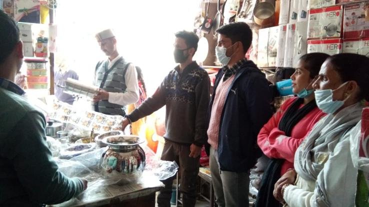 धनतेरस पर बाज़ारों में दिखी खरीदारों की भीड़ 