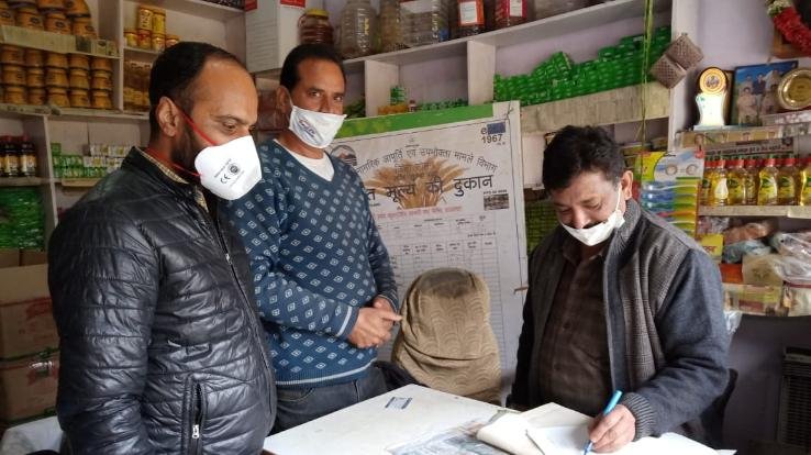 Arvind-Kumar-did-surprise-inspection-of-shops-in-Darla