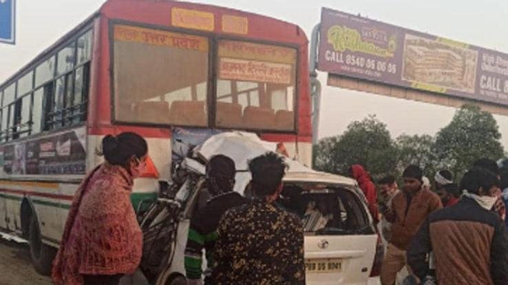 road-accident-in-gautam-buddha-nagar-between-bus-and-innova-car
