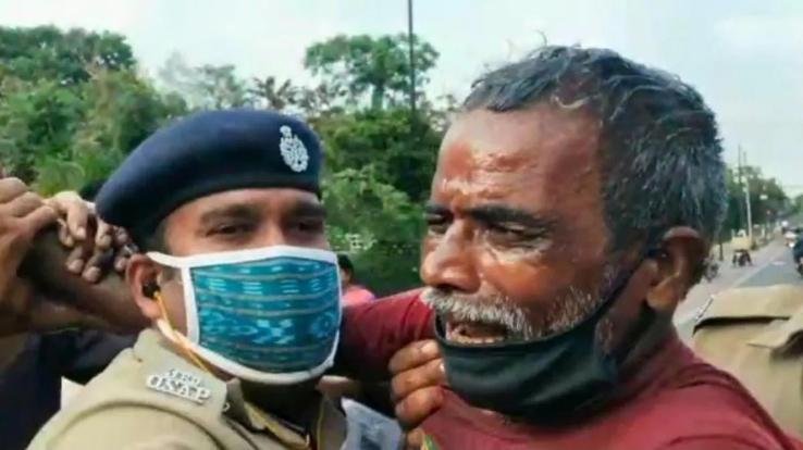 3-farmers-try-to-attempt-self-immolation-in-front-of-odisha-assembly