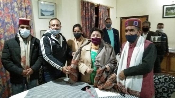 sarveen-chaudhary-visited-darlaghat-listened-to-peoples-problems