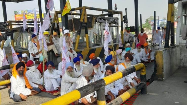 FARMERS-protest-Farmers-plan-to-block-the-Jaipur-National-Highway-8