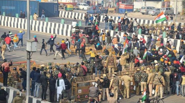 Farmers-break-barricades-in-Akshardham-riots-in-Delhi