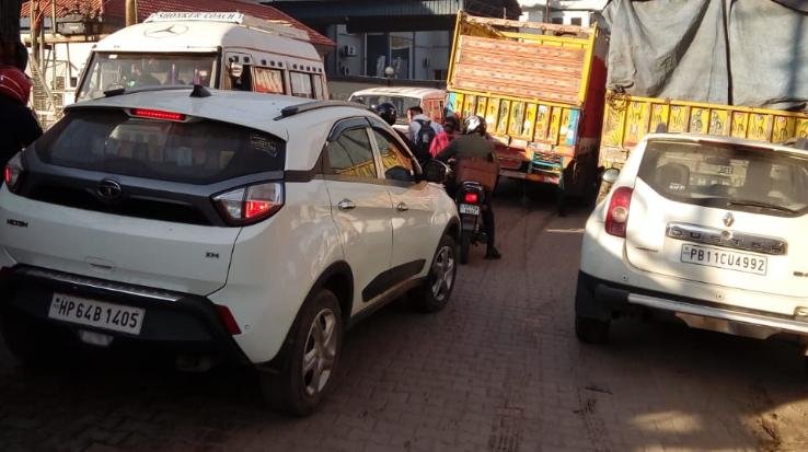 परवाणू माइक्रोटेक कंपनी के पास लगने वाले जाम से परवाणू वासिओं को हो रही परेशानी 