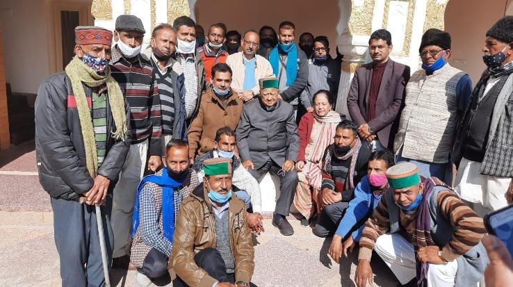 पूर्व मुख्यमंत्री वीरभद्र सिंह से मिले अर्की विधानसभा क्षेत्र के ग्रामीण , विधायक से समक्ष रखी मांगे