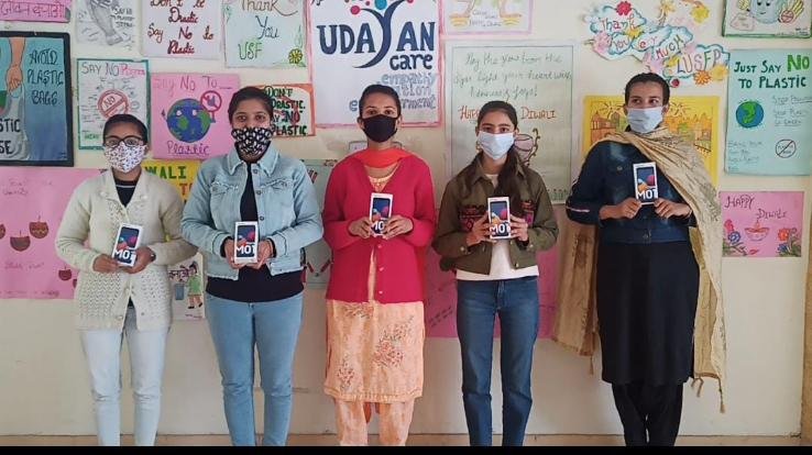 Mobile-and-laptops-distributed-under-Udayan-Shalini-Fellowship-Program