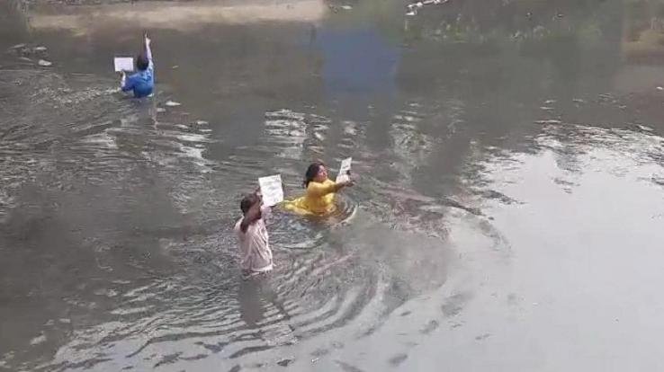 Para teachers demonstrations behind CM residence in Kolkata, protesters jumped in Adiganga Canal