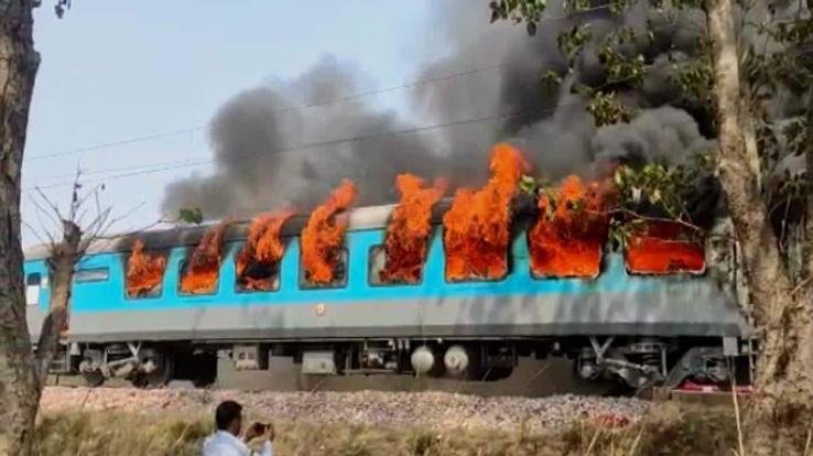 Fierce fire in coach of Delhi-Dehradun Shatabdi train