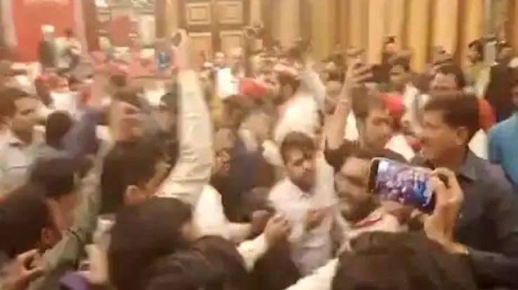 Uproar in Akhilesh Yadav's press conference, misbehaving with journalists, Akhilesh Yadav kept watching