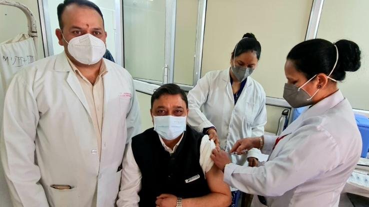 BJP state president and MP Suresh Kashyap has installed Corona vaccine