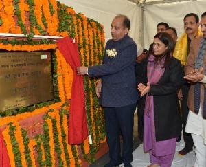 Mandi: Chief Minister laid the foundation stone of Mata Baglamukhi temple ropeway