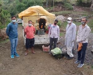 दाड़लाघाट :संक्रमितों और गांव के अन्य लोगों को घर द्वार पर ही आवशयक वस्तुएं करवाई जा रही उपलब्ध