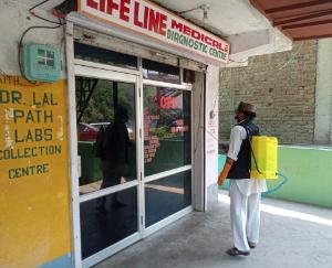 दाड़लाघाट : बढ़ते कोविड 19 संक्रमण के चलते सार्वजनिक स्थलों को किया गया सैनिटाइज