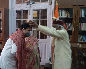 अंतरराष्ट्रीय नर्स दिवस पर राज्यपाल ने किया नर्स को सम्मानित