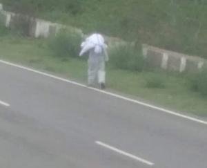 no-one-helped-in-the-funeral-of-the-mother-the-son-reached-the-cremation-ground-on-the-shoulder-of-the-body-alone