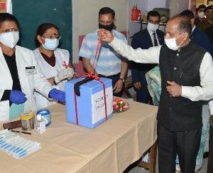 मुख्यमंत्री जय राम ठाकुर ने 18 से 44 वर्ष आयु वर्ग के लिए टीकाकरण अभियान का किया शुभारम्भ 