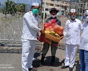 अर्की में पूर्व प्रधानमंत्री राजीव गांधी की पुण्यतिथि पर कोरोना वॉरियर्स को फल किए वितरित