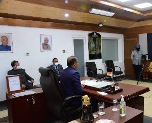 मुख्यमंत्री ने जीवनरक्षक उपकरणों की खेप को हरी झण्डी दिखाकर रवाना किया