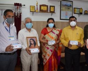 योगदा सत्संग सोसायटी ने भेंट किए डाॅक्सीसाईक्लीन के 30 हजार कैप्सूल