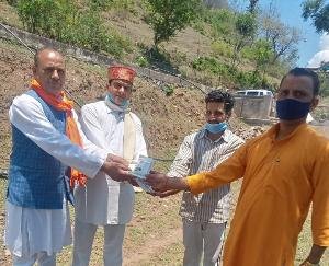  विश्व हिंदू परिषद के कार्यकर्ताओं ने दाड़ला के कई स्थानों में किया सेनेटाइज़ 