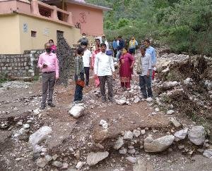 ग्राम पंचायत मांगल में दो दिन पूर्व आसमान से बरसी आफत के कारण लोगो का भरी नुकसान