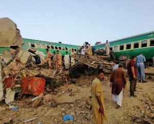 पाकिस्तान :सिंध में दो ट्रेनों की टक्कर में 30 की मौत, 50 से ज्यादा जख्मी