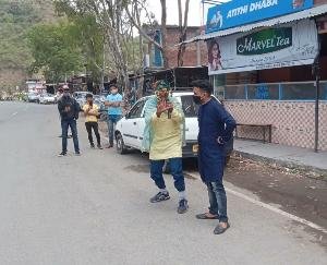 सोलन : कलाकारों ने नुक्कड़ नाटक के माध्यम से दिया कोविड-19 से बचाव का संदेश