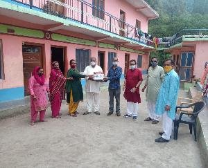 दाड़लाघाट :भाजपा नेता रत्न सिंह पाल ने वितरित कि होम आइसोलेशन किट