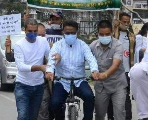 Helpless-Congress-state-president-gets-support-of-workers-even-on-cycle