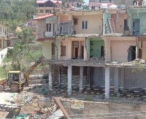 मुआवज़ा लेने के बाद भी नहीं खाली किये मकान, चला बुलडोज़र