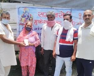 देहरा :मुकेश ठाकुर ने पशुशाला के लिए दी चार हज़ार की आर्थिक मदद