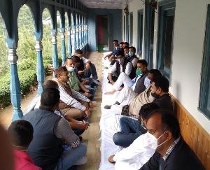 MLA Vikramaditya Singh and other Congress workers reached Kuldeep Singh Rathore's house