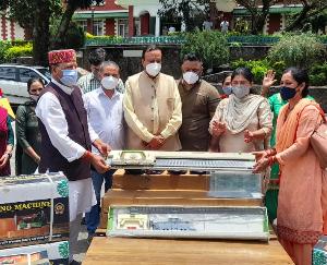 Knitting machine given to women on the death anniversary of freedom fighter Rani Laxmibai by BJP Mandal