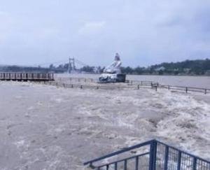 Uttarakhand: Water level of Ganga rises due to torrential rains, many ghats submerged in Rishikesh