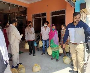 जसवां:परागपुर कांग्रेस ने कोरोना प्रोटेक्शन किट बांटकर मनाया राहुल गांधी का जन्मदिन
